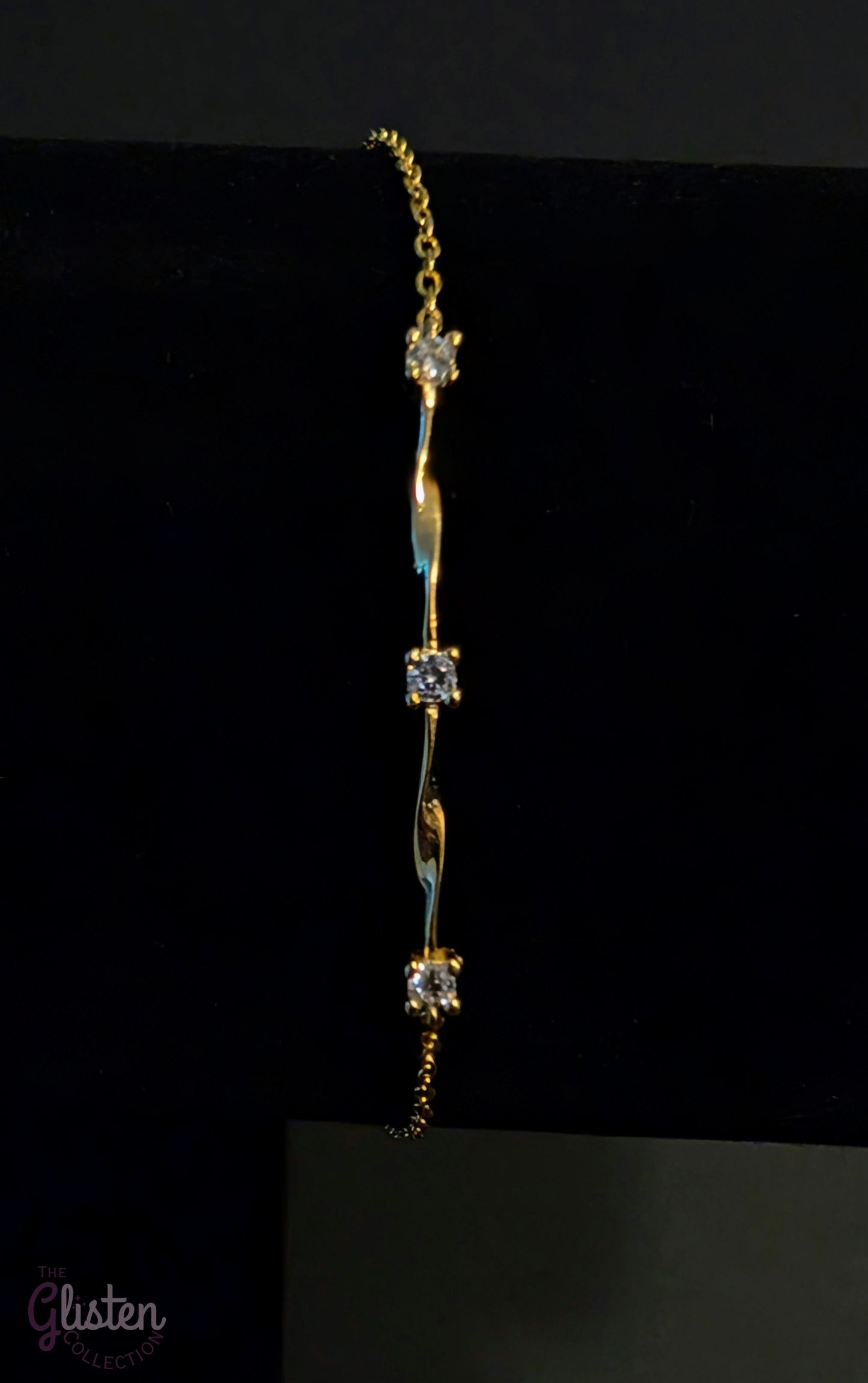 Gold-plated 925 silver bracelet with zircon inlay – perfect minimalist accessory for daily and office wear.