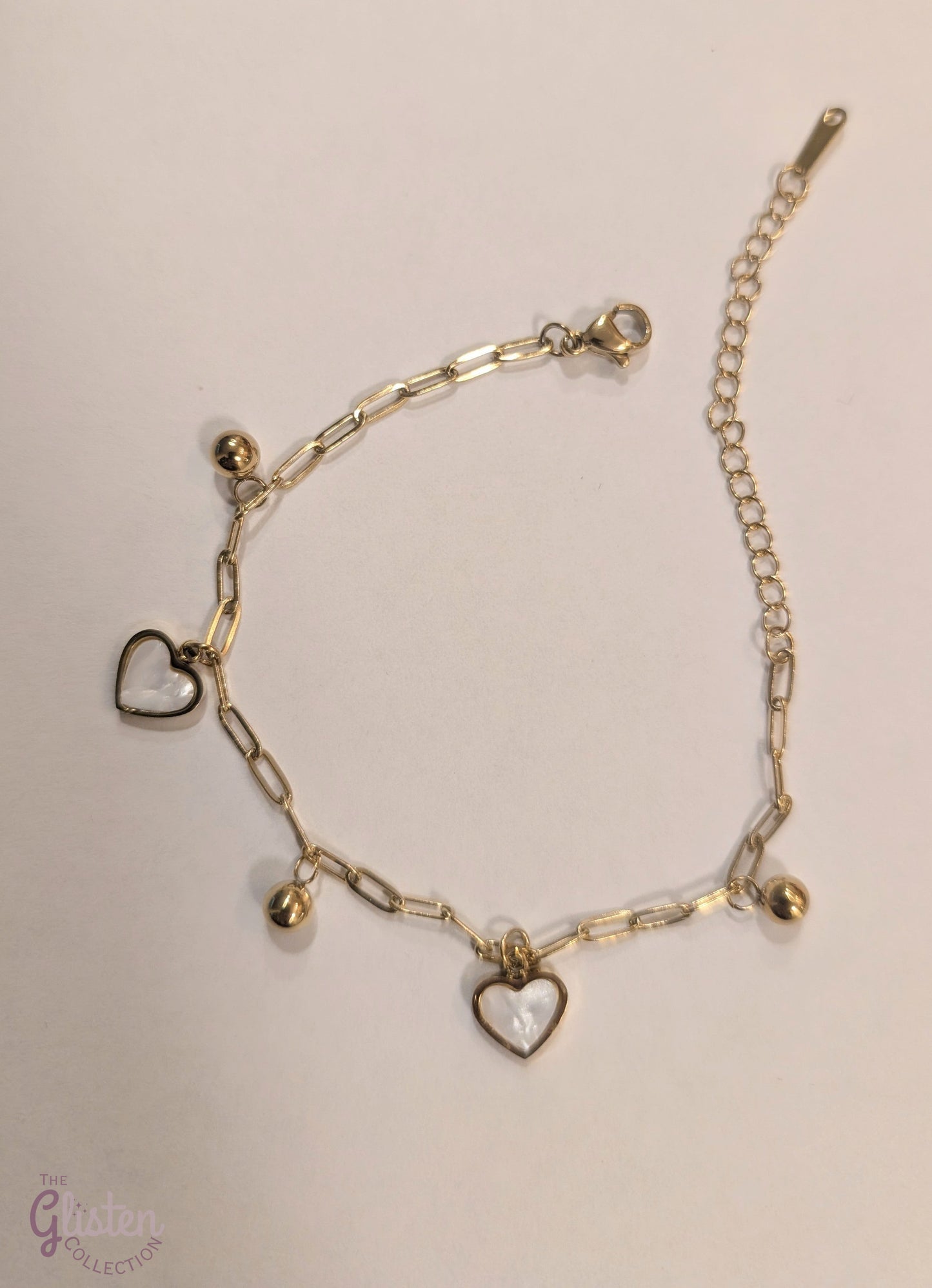 White heart and gold round charm bracelet, combining elegance and charm for a stylish, everyday accessory.