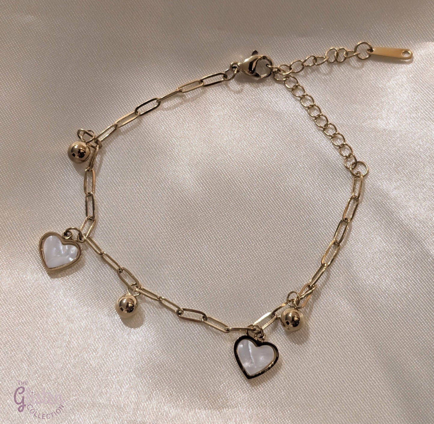 White heart and gold round charm bracelet, combining elegance and charm for a stylish, everyday accessory.