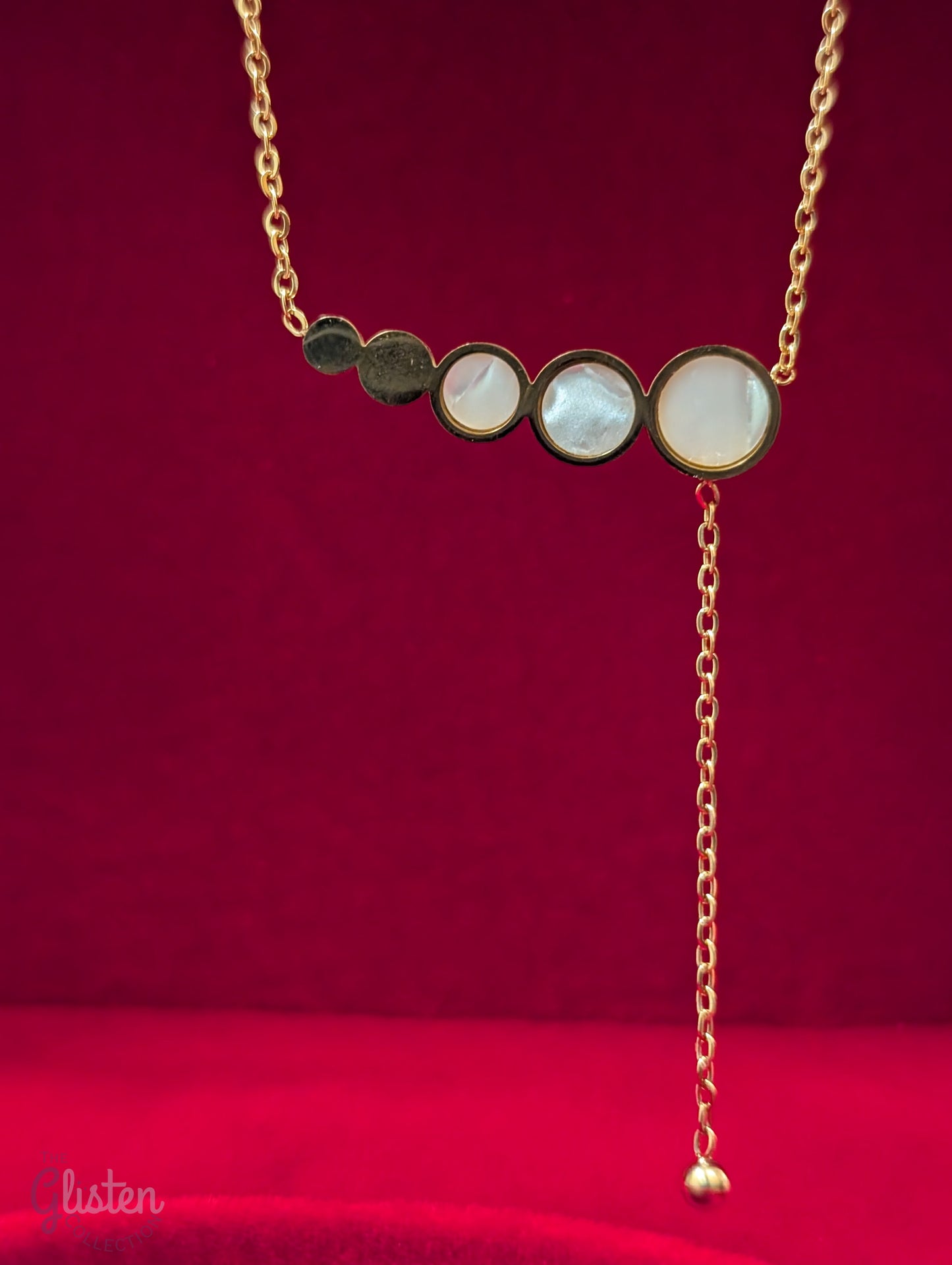 Minimalist titanium steel chain with round glossy inlay and rhinestone pendant – perfect for office and daily wear in Canada.