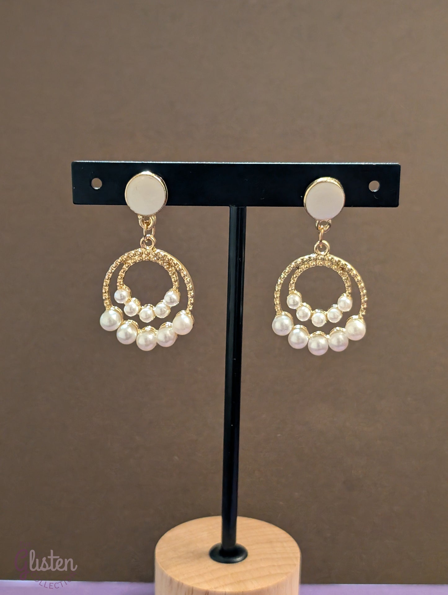 Elegant drop earrings with rhinestone top and pearl drop, perfect for adding sophistication to any look.