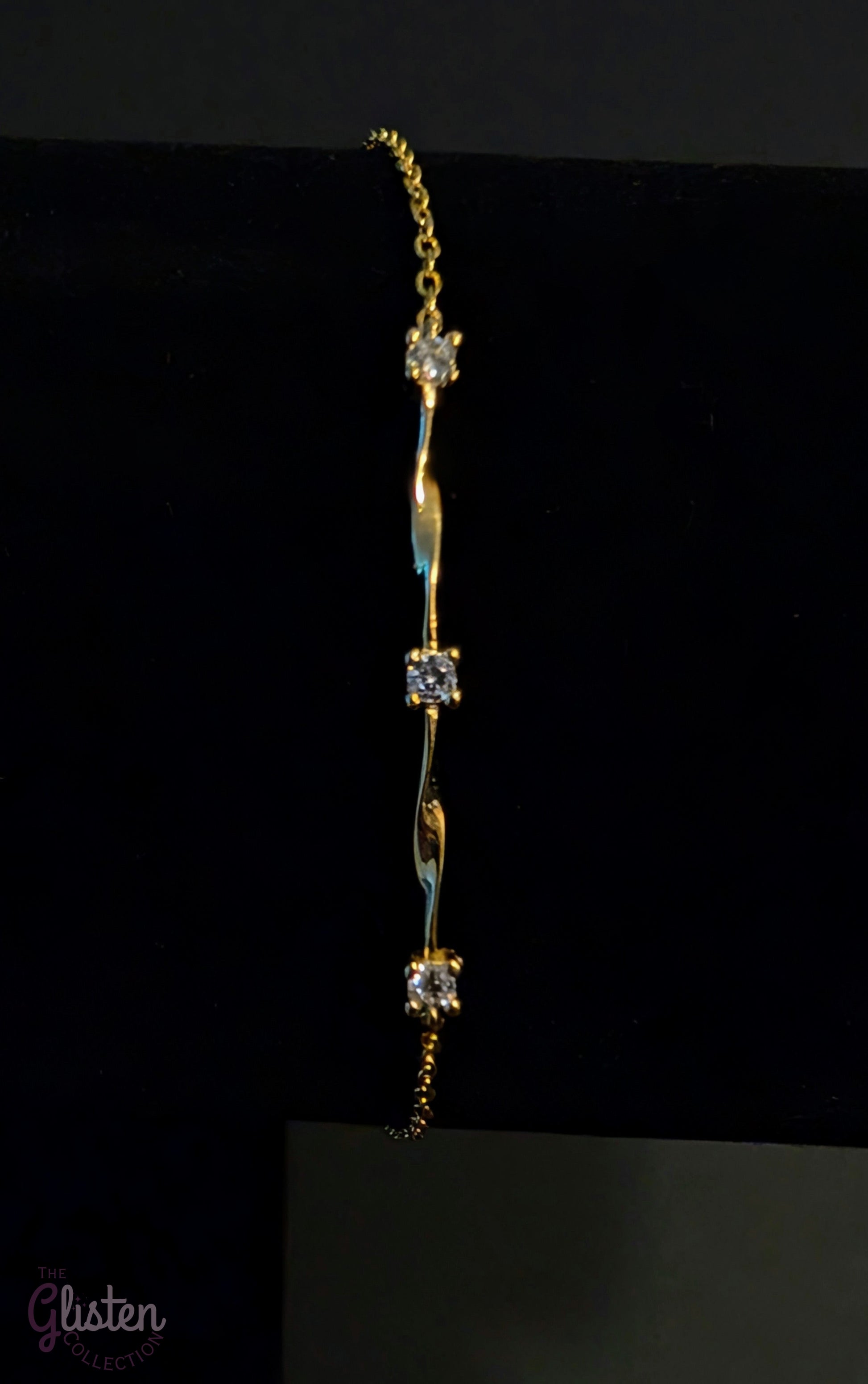 Gold-plated 925 silver bracelet with zircon inlay – perfect minimalist accessory for daily and office wear.