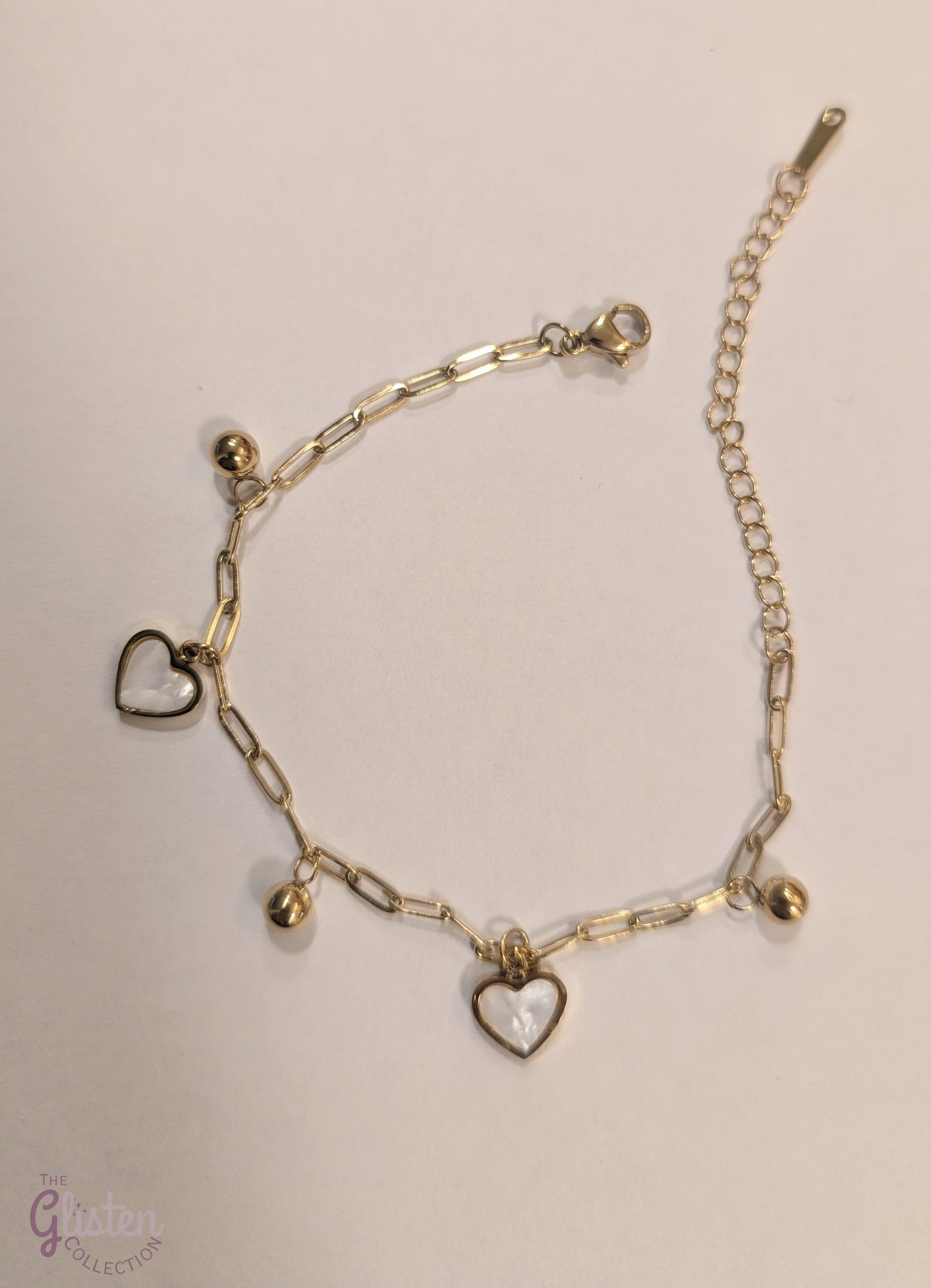 White heart and gold round charm bracelet, combining elegance and charm for a stylish, everyday accessory.