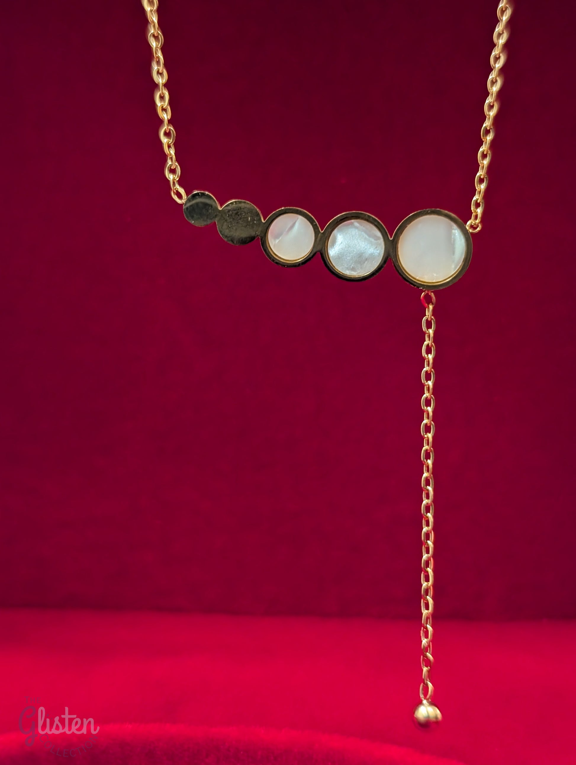 Minimalist titanium steel chain with round glossy inlay and rhinestone pendant – perfect for office and daily wear in Canada.