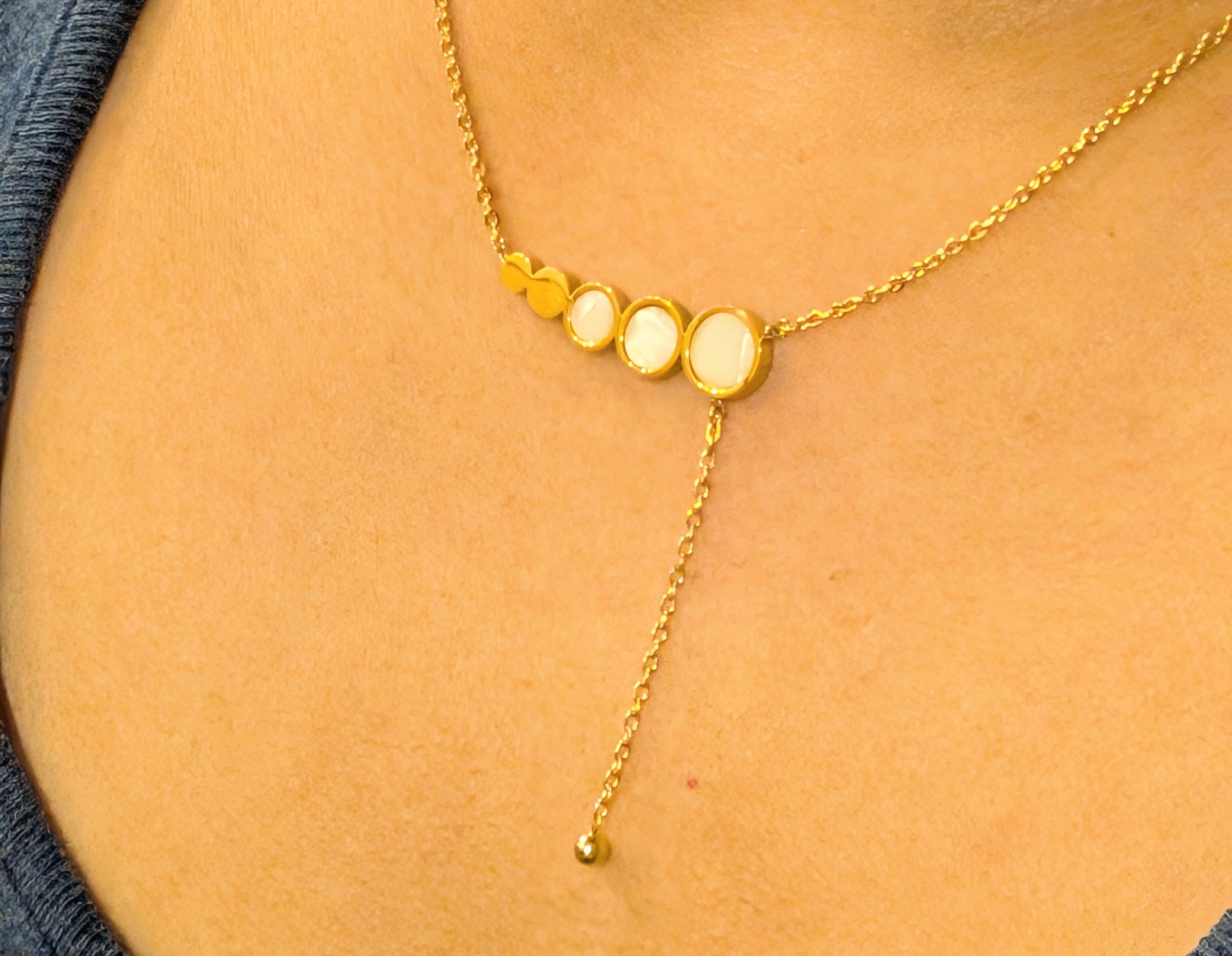 Minimalist titanium steel chain with round glossy inlay and rhinestone pendant – perfect for office and daily wear in Canada.