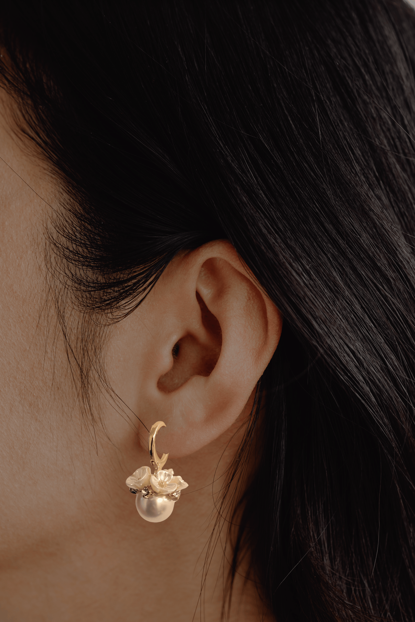 Flower-shaped drop earrings with rhinestone detailing and pearl dangle, perfect for elegant styling and special occasions.